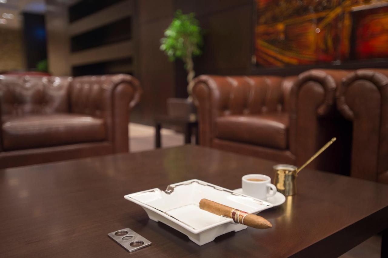 Crowne Plaza Riyadh - Rdc Hotel & Convention By Ihg Extérieur photo A cigar ashtray