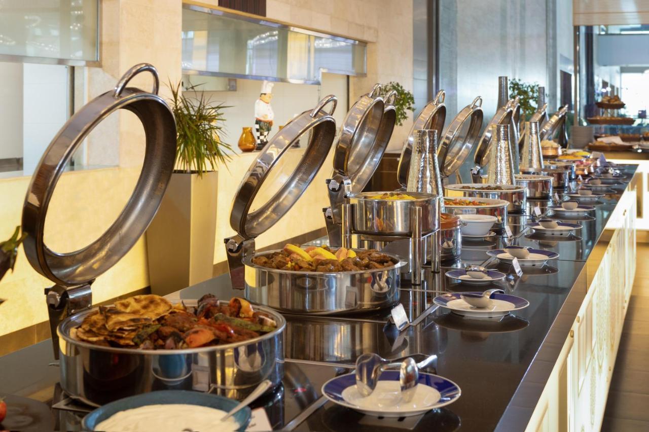 Crowne Plaza Riyadh - Rdc Hotel & Convention By Ihg Extérieur photo A buffet at a hotel