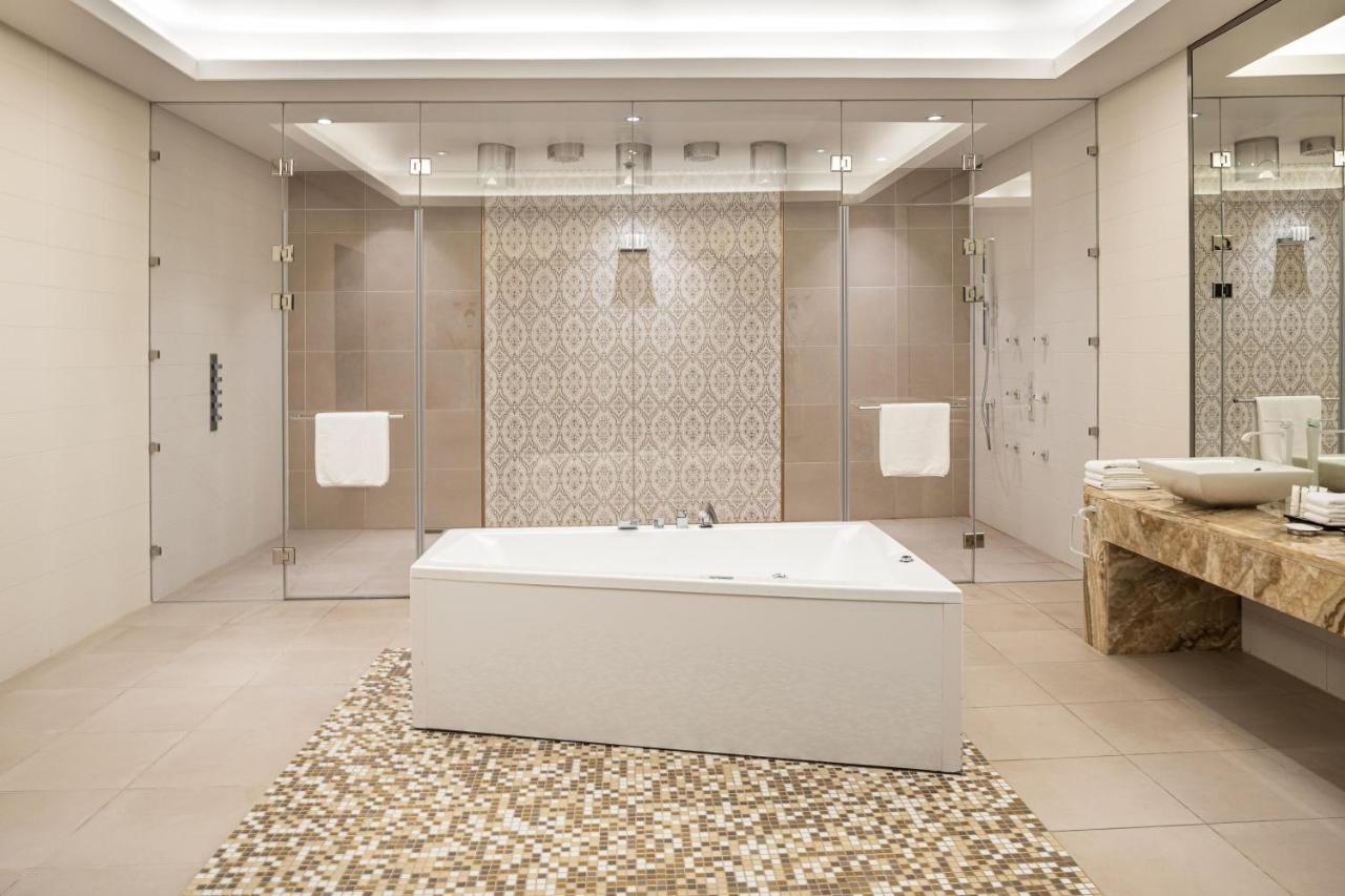 Crowne Plaza Riyadh - Rdc Hotel & Convention By Ihg Extérieur photo Bathroom