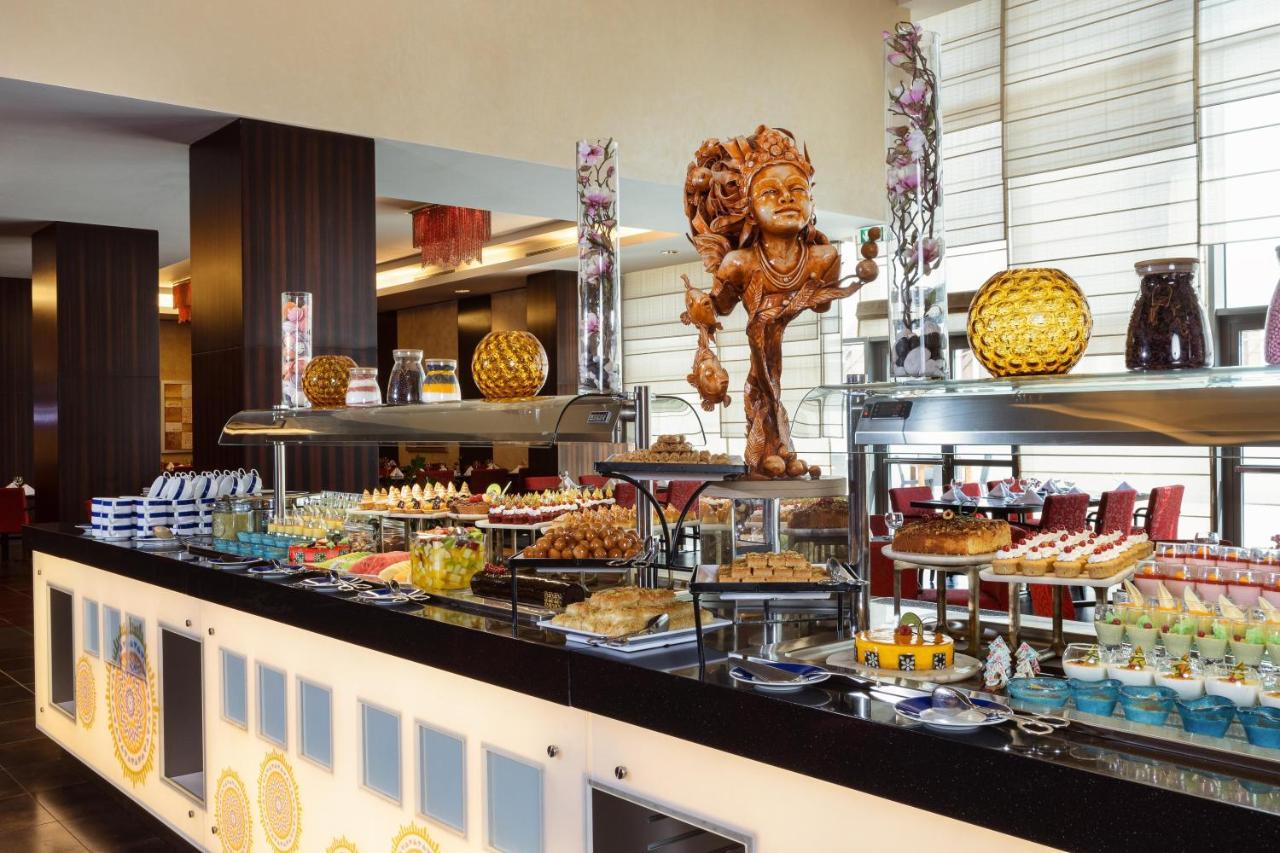 Crowne Plaza Riyadh - Rdc Hotel & Convention By Ihg Extérieur photo A buffet at a hotel