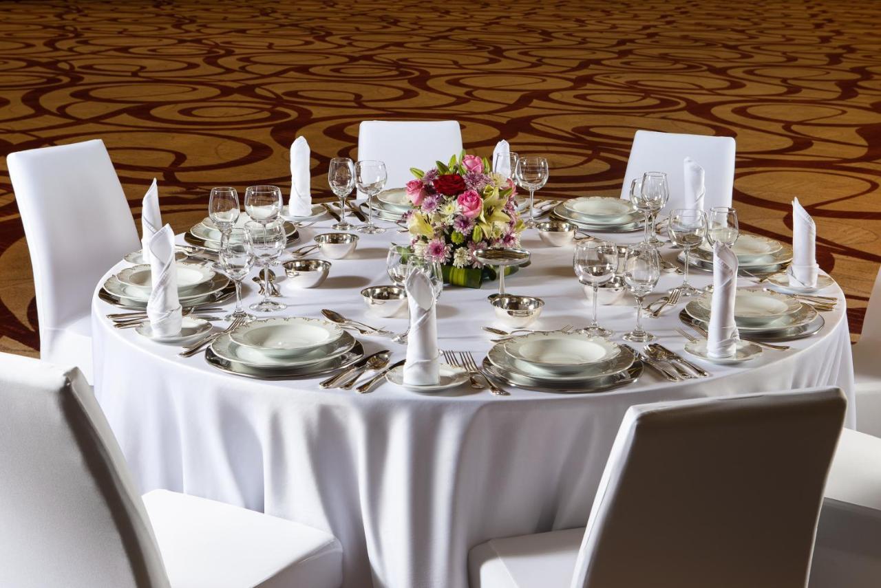 Crowne Plaza Riyadh - Rdc Hotel & Convention By Ihg Extérieur photo A table set for a formal dinner
