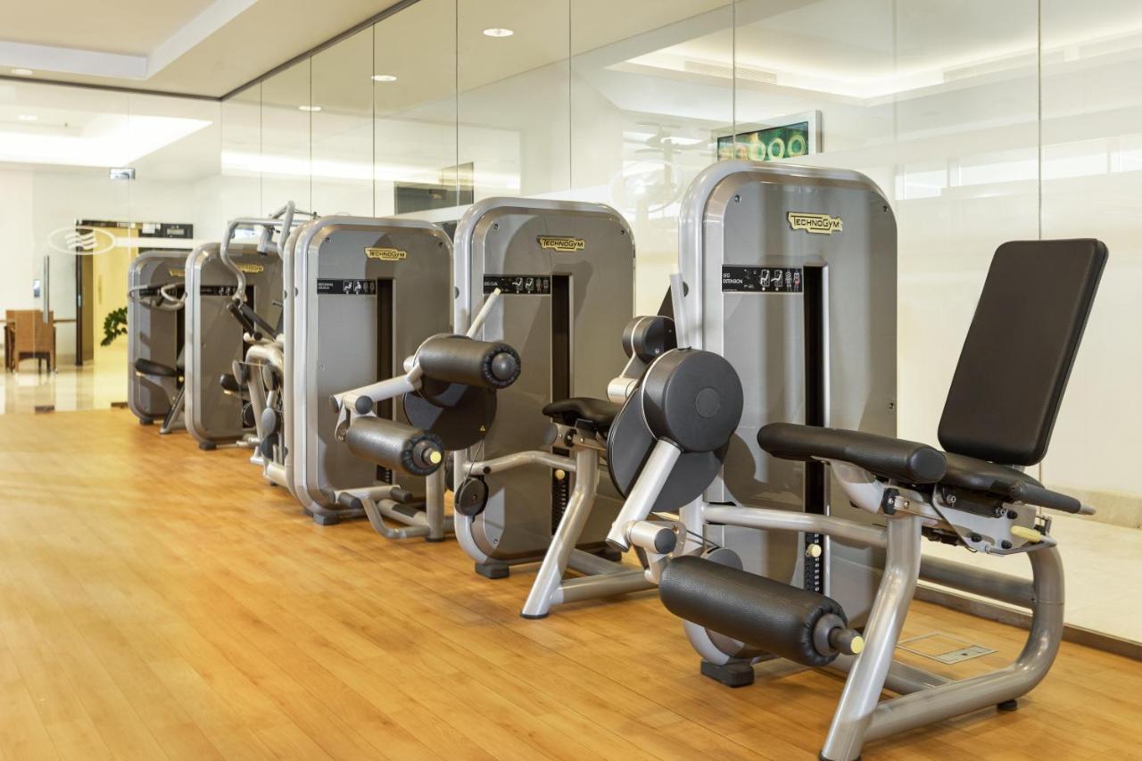 Crowne Plaza Riyadh - Rdc Hotel & Convention By Ihg Extérieur photo A row of exercise machines
