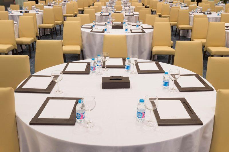 Crowne Plaza Riyadh - Rdc Hotel & Convention By Ihg Extérieur photo A table set for a meeting